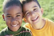 چگونه می توان از نژاد پرست بودن کودکان جلوگیری کرد