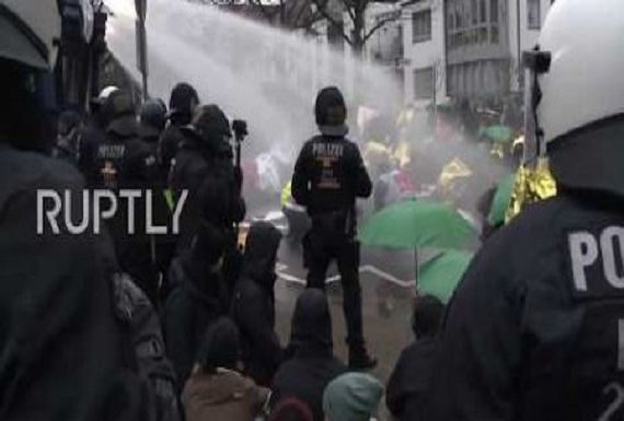 تظاهرات علیه نژادپرستی در پاریس/پلیس فرانسه به گاز فلفل متوسل شد