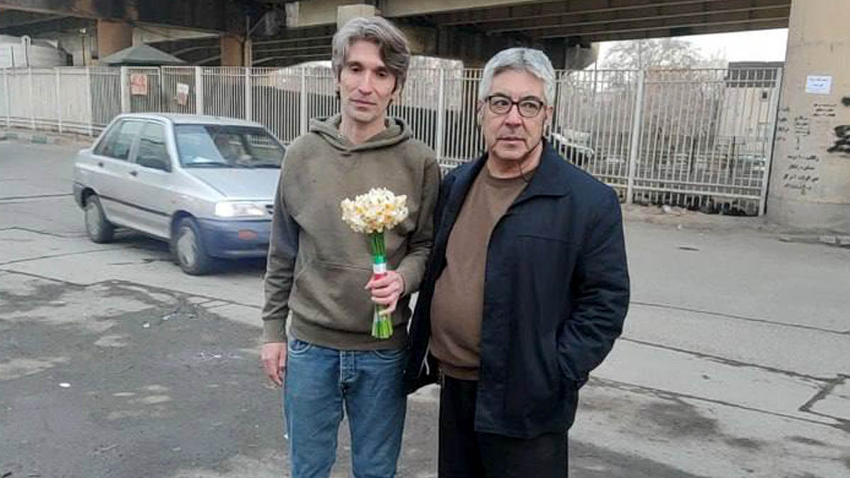 دادگاه انقلاب آرش صادقی را به ۶۸ ماه زندان و منع زندگی در تهران محکوم کرد